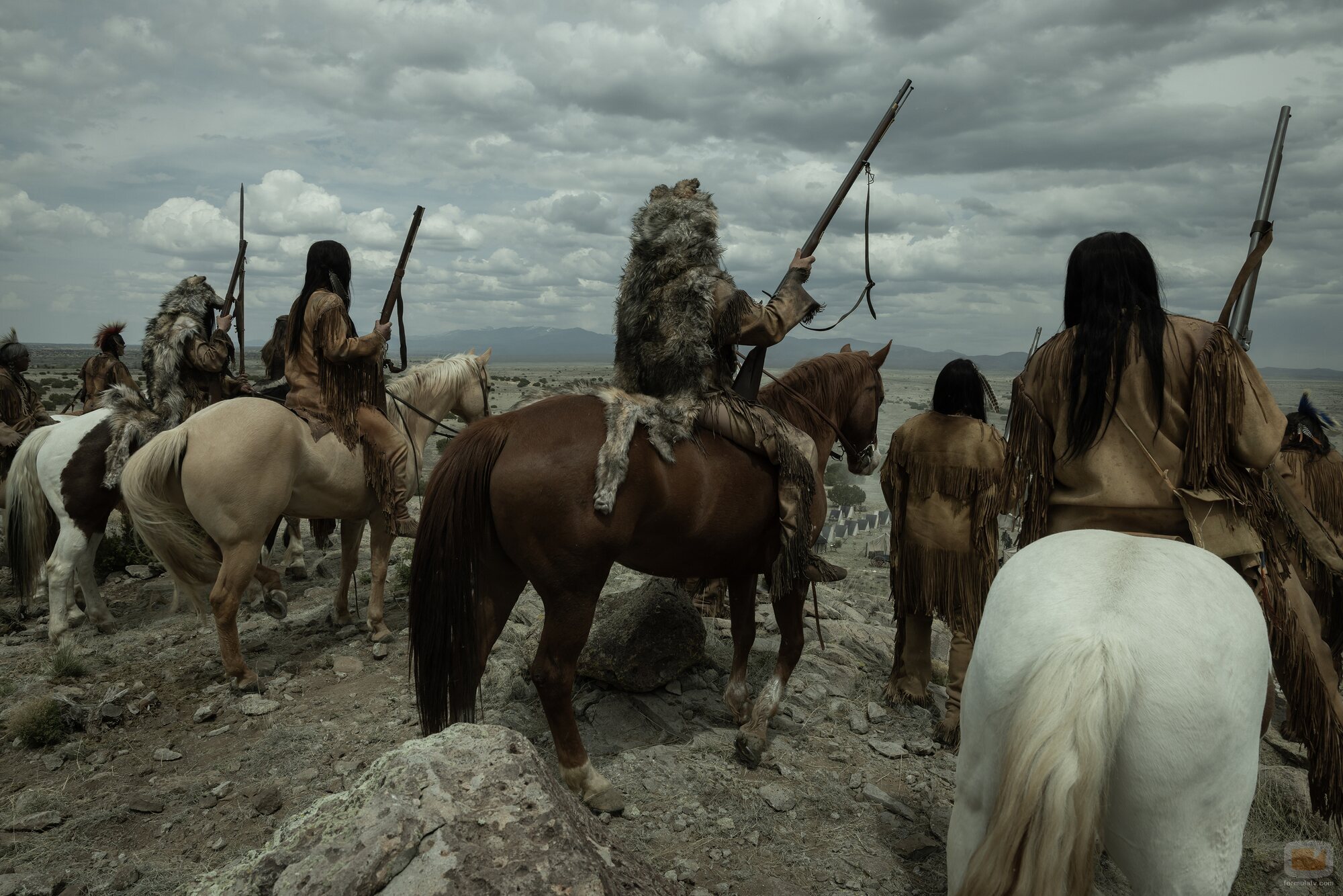 Foto de Tokala Black Elk y Derek Hinkey en 1x04 titulado 'Episodio 4' de 'Érase una vez el Oeste'
