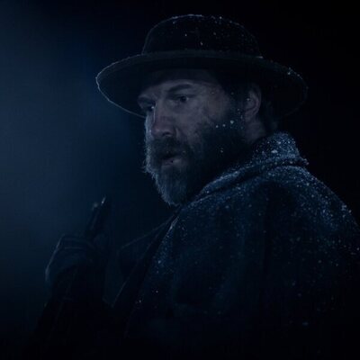Jai Courtney en la temporada 1 y el capítulo 05 de 'Érase una vez el Oeste'