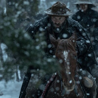 Jai Courtney en Capítulo 5 titulado 'Episodio 5' de 'Érase una vez el Oeste'