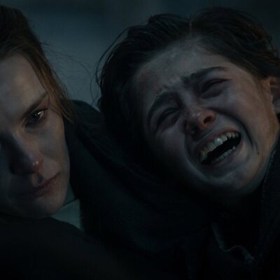 Betty Gilpin y Preston Mota en 1x05 'Episodio 5' de 'Érase una vez el Oeste'