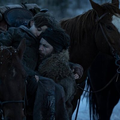 Taylor Kitsch y Preston Mota en 1x05 titulado 'Episodio 5' de 'Érase una vez el Oeste'
