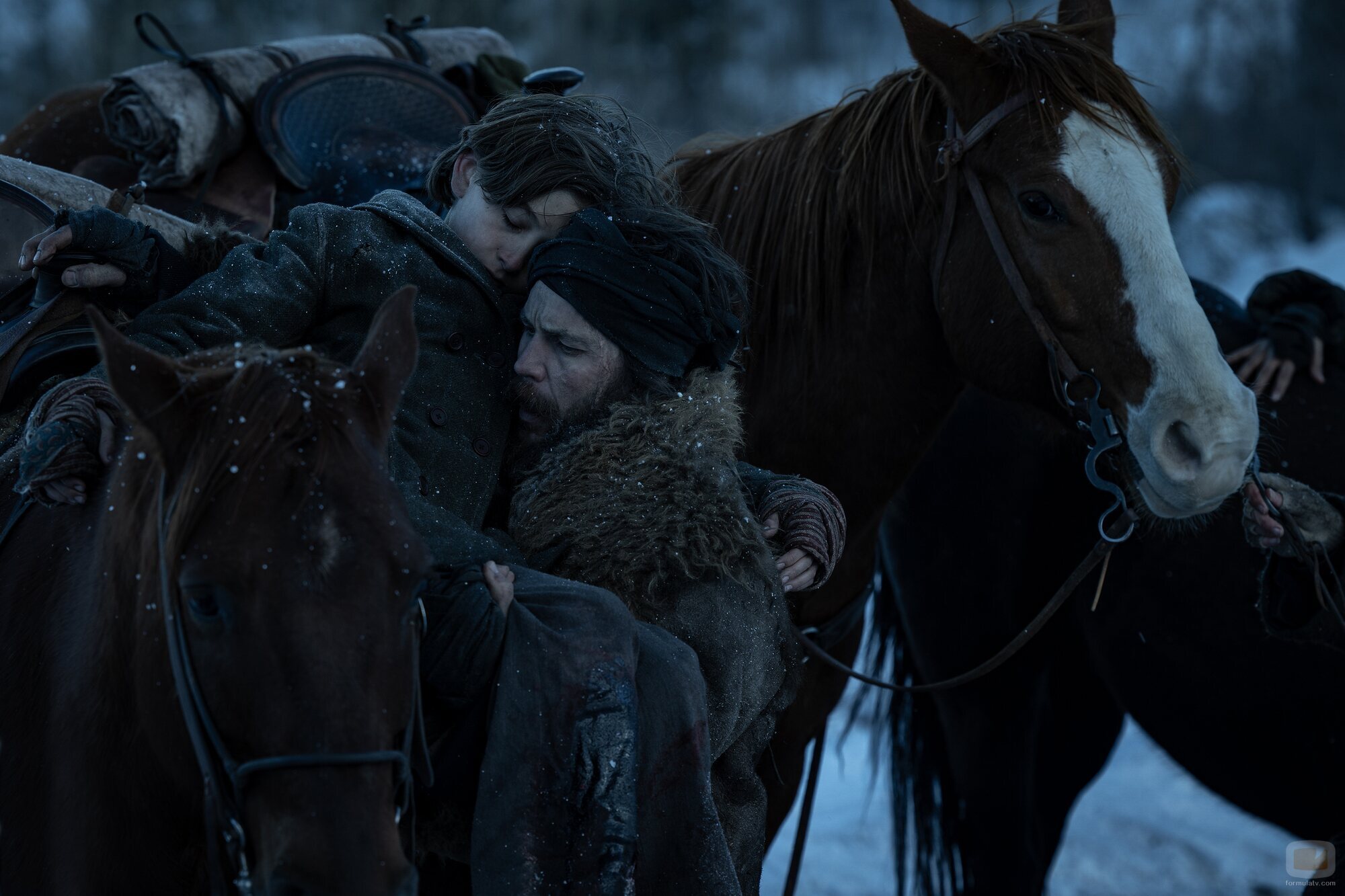 Taylor Kitsch y Preston Mota en 1x05 titulado 'Episodio 5' de 'Érase una vez el Oeste'