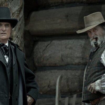 Shea Whigham y Kim Coates en el 1x06 de 'Érase una vez el Oeste'