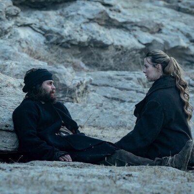Taylor Kitsch y Betty Gilpin en Capítulo 6 titulado 'Episodio 6' de 'Érase una vez el Oeste'