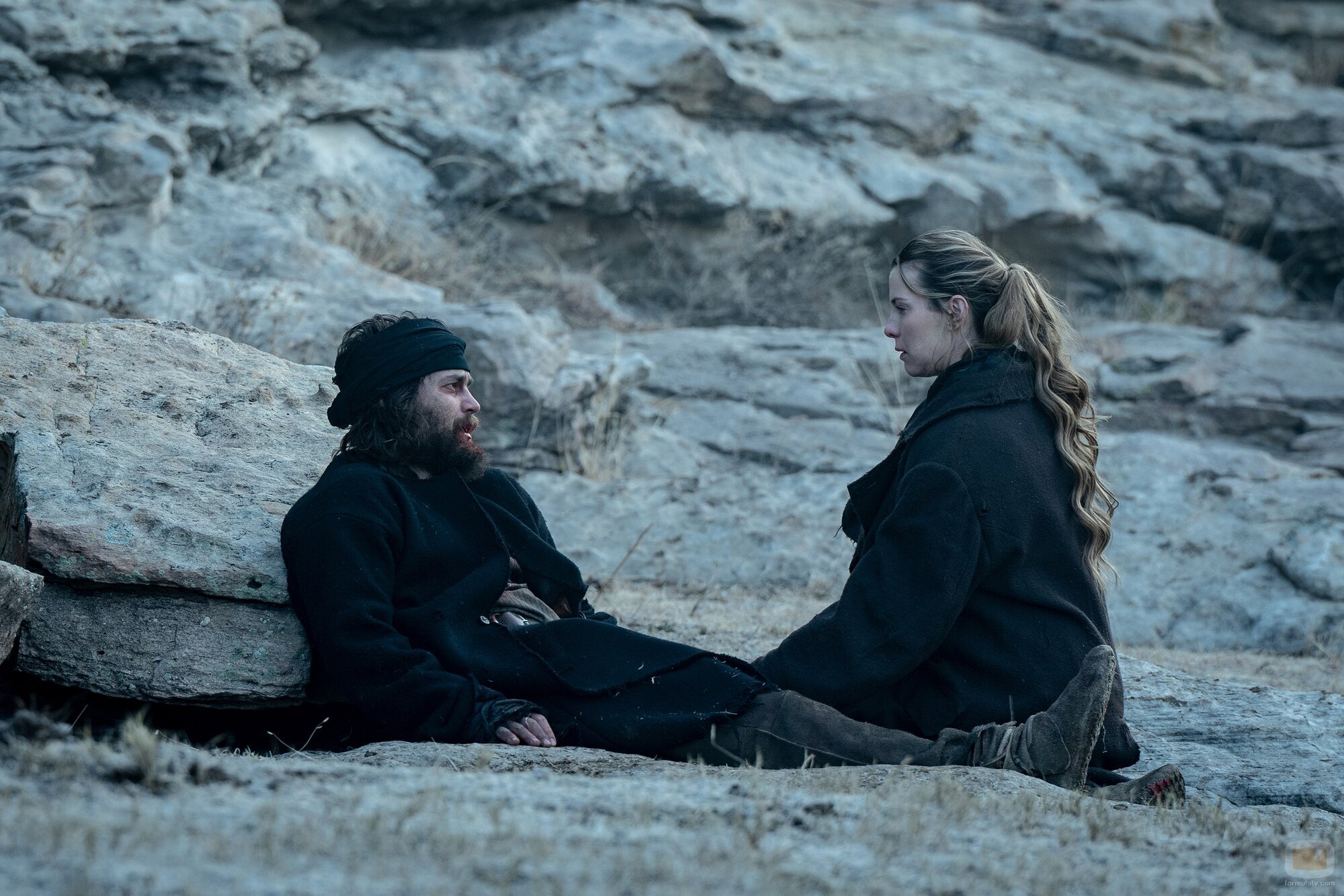 Taylor Kitsch y Betty Gilpin en Capítulo 6 titulado 'Episodio 6' de 'Érase una vez el Oeste'