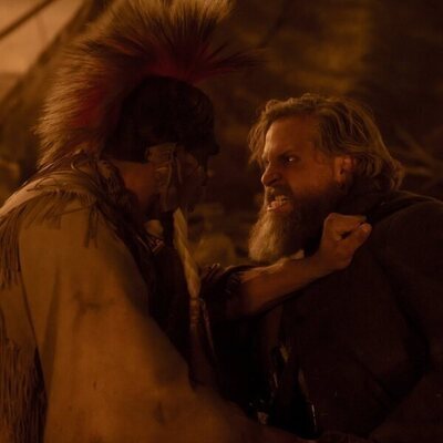 Joe Tippett y Derek Hinkey en 1x06 titulado 'Episodio 6' de 'Érase una vez el Oeste'