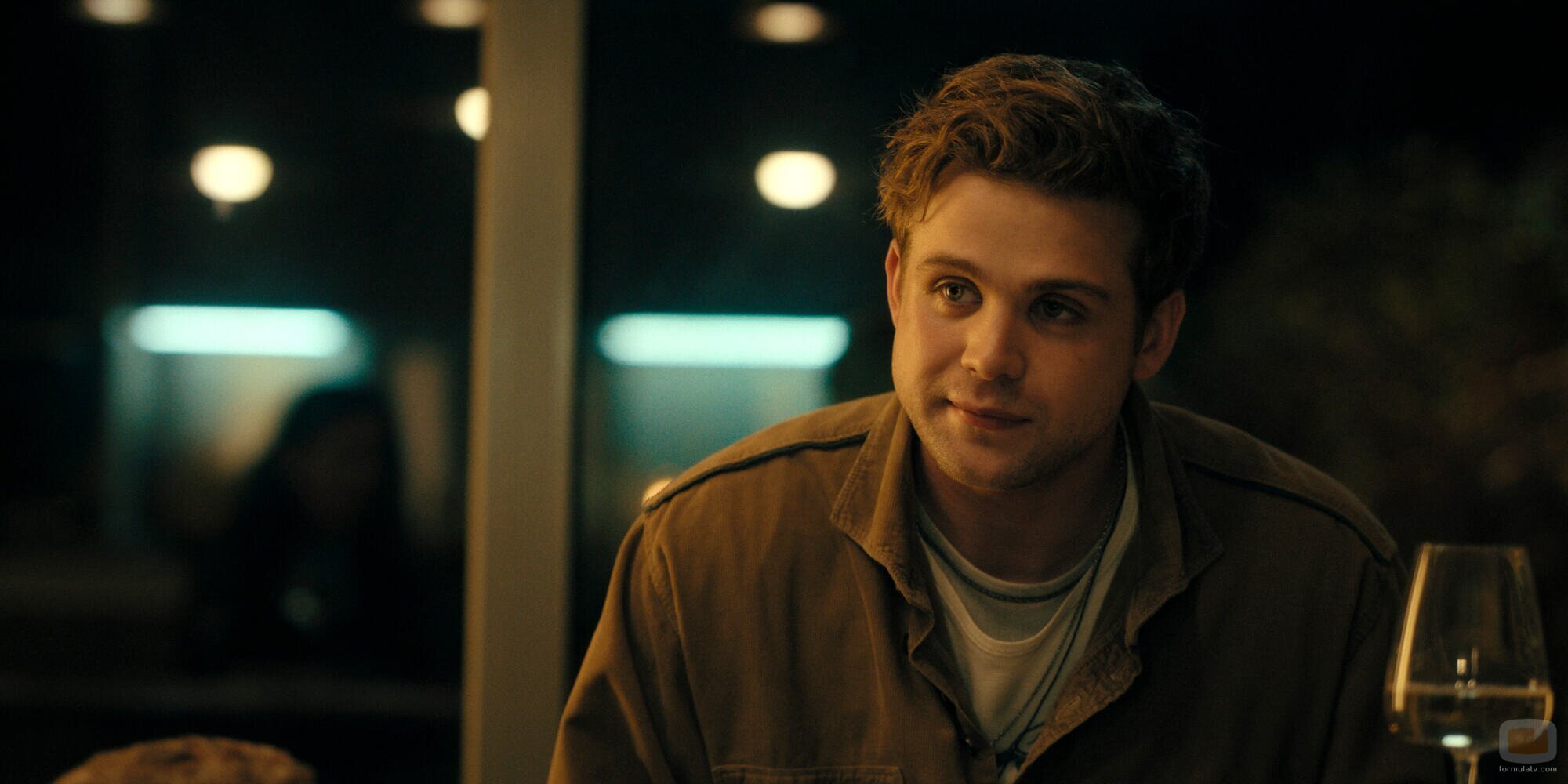 Leo Woodall en 1x01 titulado 'Un nuevo patrón' de 'Prime Target'