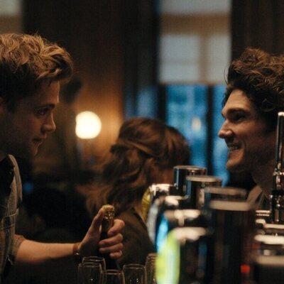 Leo Woodall y Fra Fee en el 1x01 de 'Prime Target'