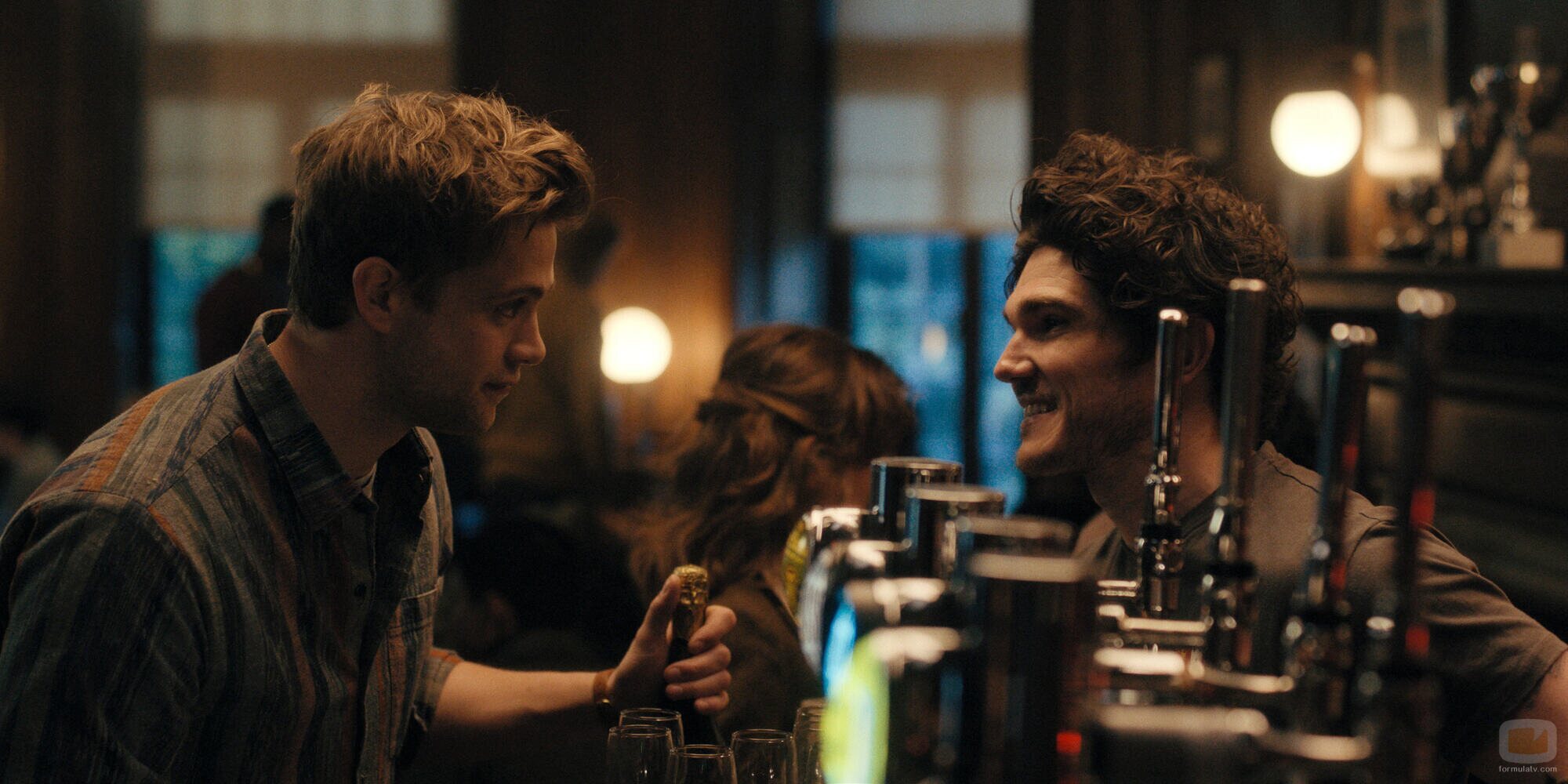 Leo Woodall y Fra Fee en el 1x01 de 'Prime Target'