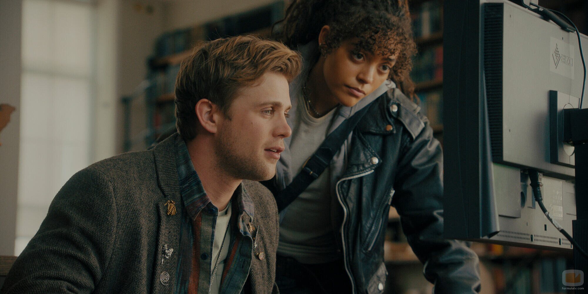 Quintessa Swindell y Leo Woodall en 1x03 'La secuencia' de 'Prime Target'