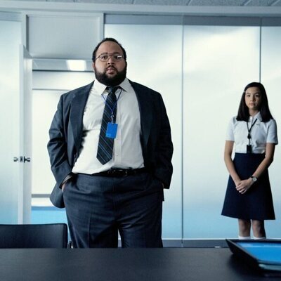 Zach Cherry y Sarah Bock en 2x01 titulado 'Hola, señora Cobel' de 'Separación'