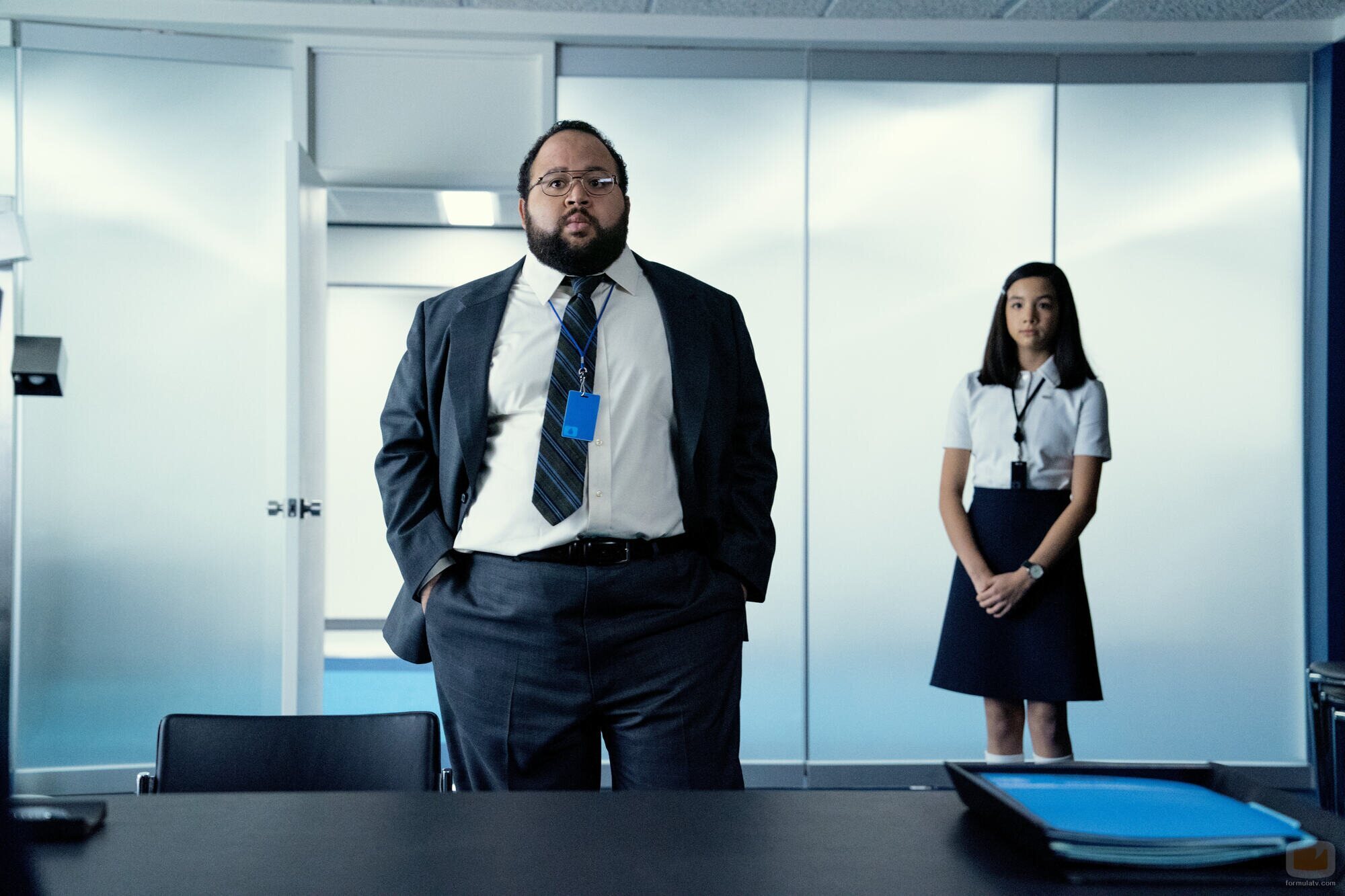 Zach Cherry y Sarah Bock en 2x01 titulado 'Hola, señora Cobel' de 'Separación'