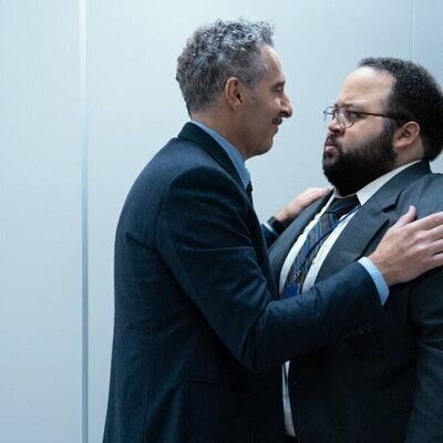 John Turturro y Zach Cherry en el 2x01 de 'Severance'