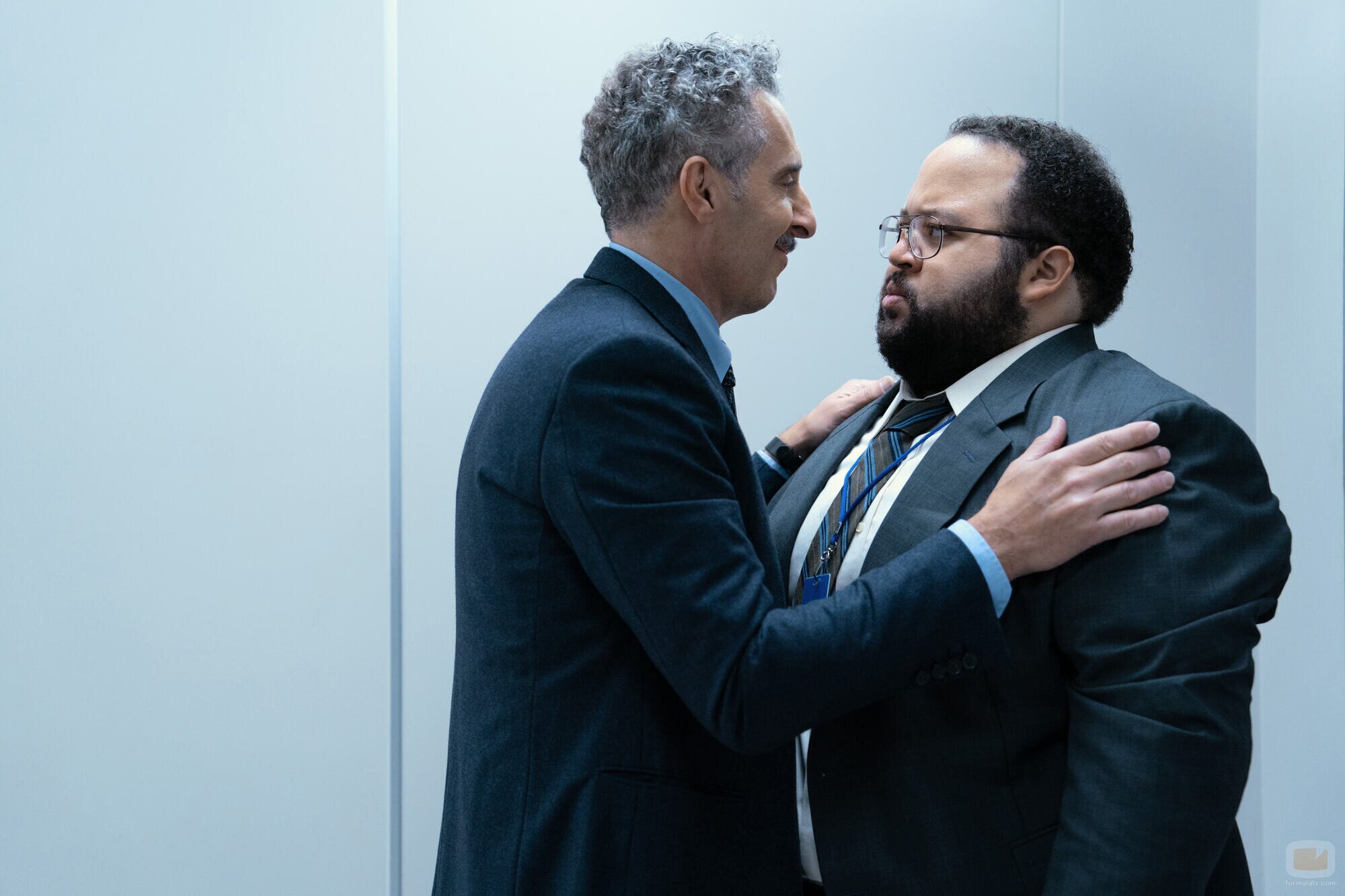 John Turturro y Zach Cherry en el 2x01 de 'Severance'