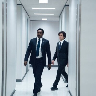 Adam Scott y Tramell Tillman en el 2x01 de 'Severance'