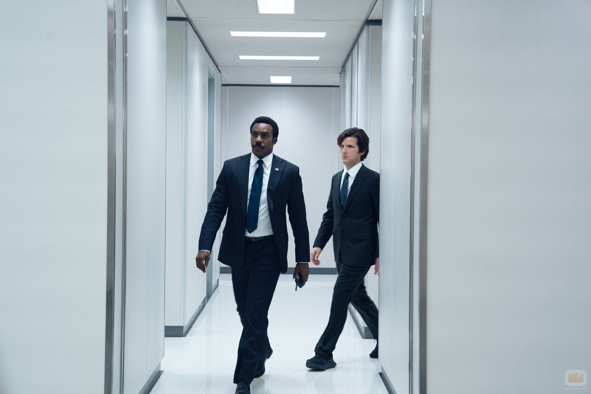 Adam Scott y Tramell Tillman en el 2x01 de 'Severance'