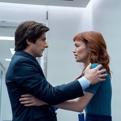 Adam Scott y Britt Lower en la temporada 2 y el capítulo 01 de 'Separación'