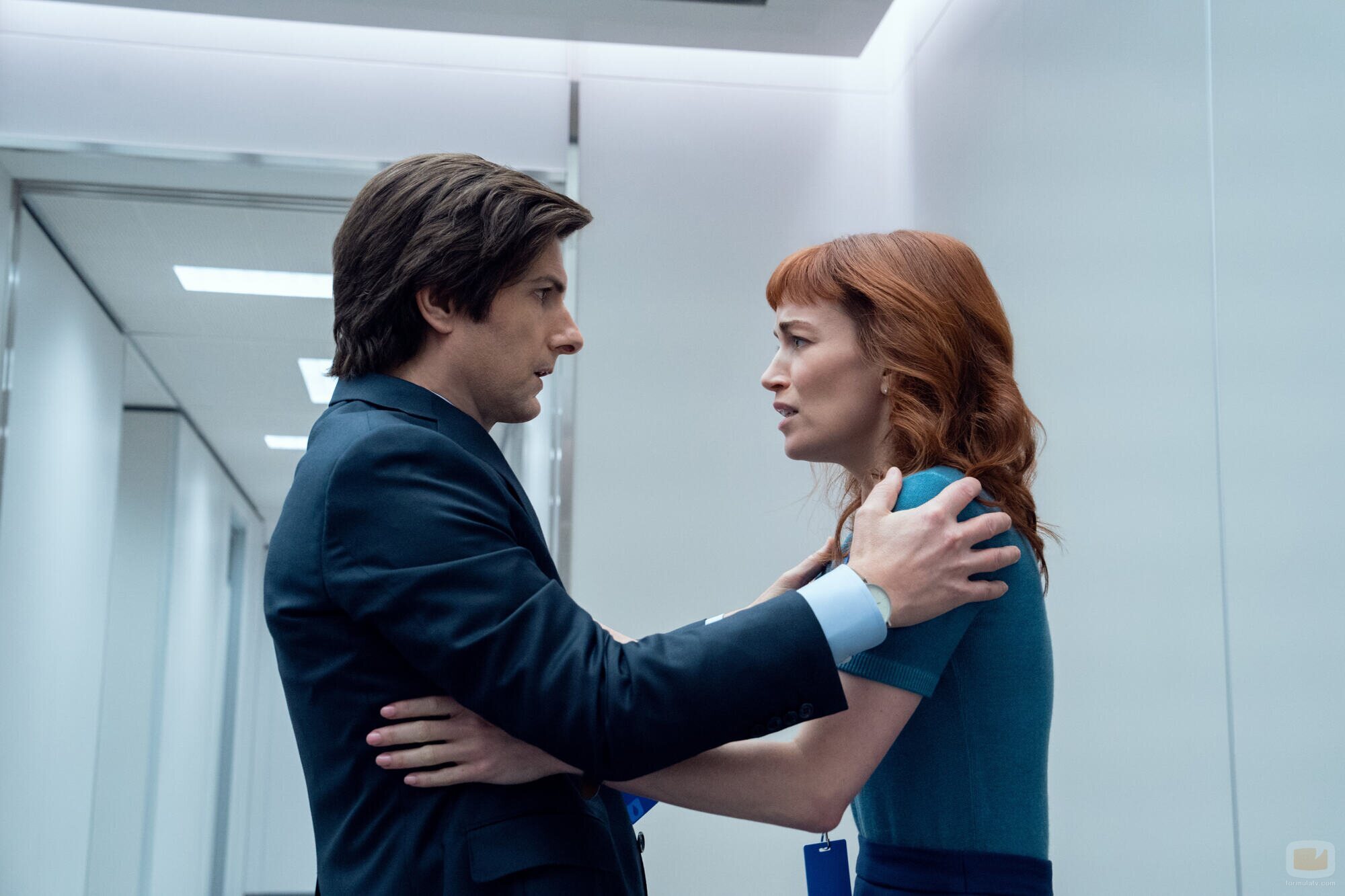 Adam Scott y Britt Lower en la temporada 2 y el capítulo 01 de 'Separación'