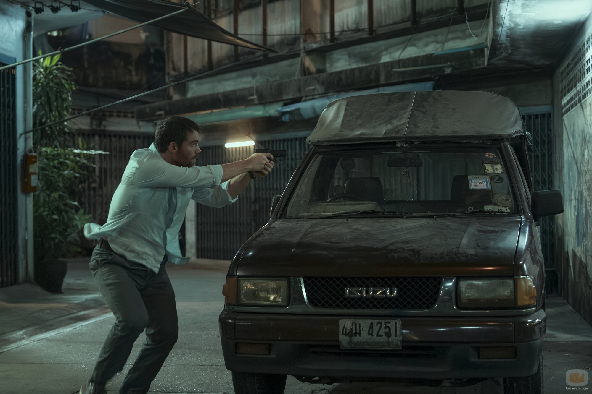 Gabriel Basso en Capítulo 1 titulado 'Rastreo de llamadas' de 'El agente nocturno'