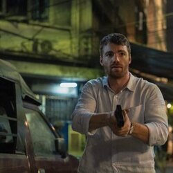 Gabriel Basso en el 2x01 de 'The Night Agent'