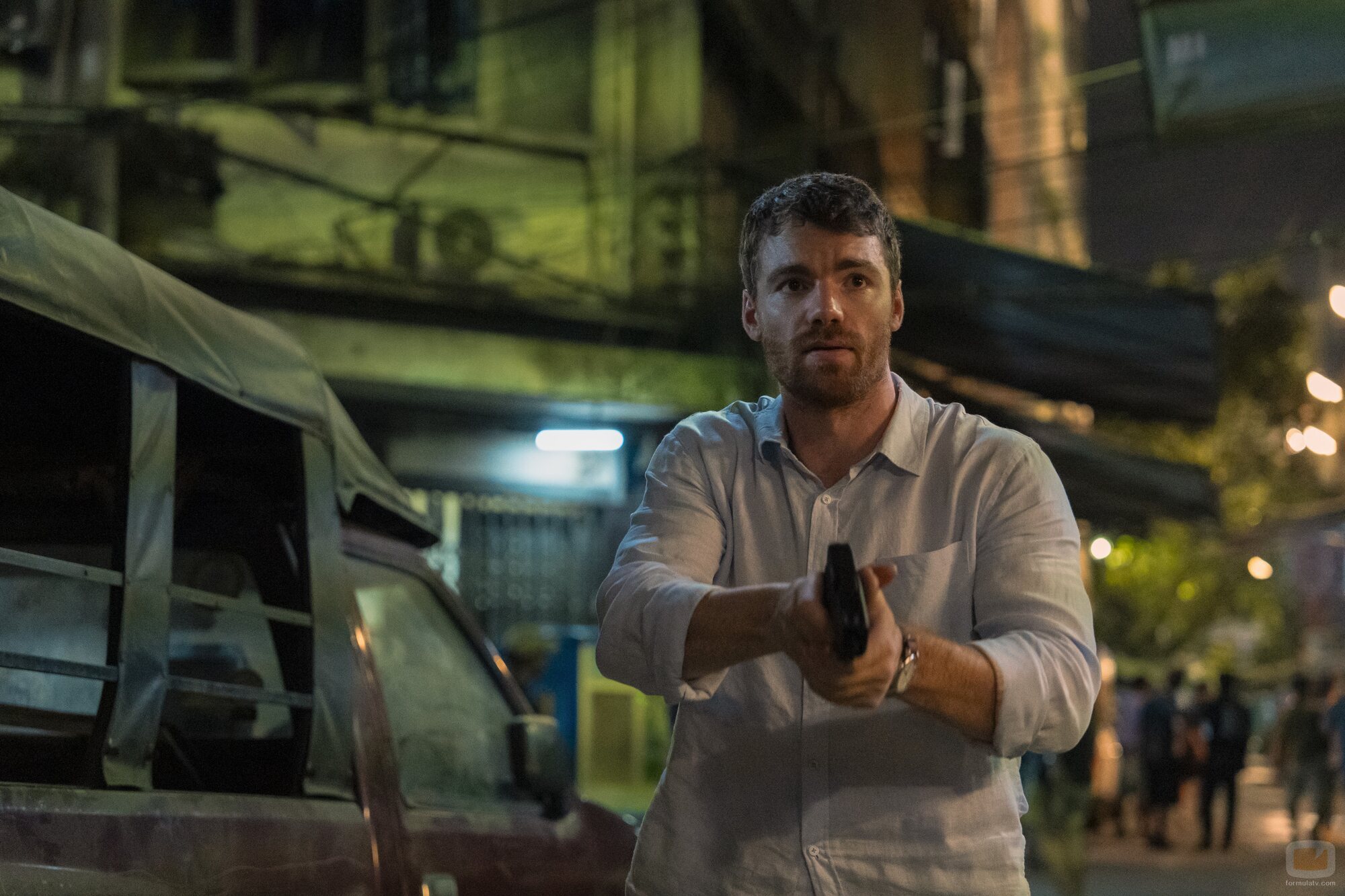 Gabriel Basso en el 2x01 de 'The Night Agent'