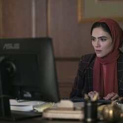 Still de Arienne Mandi en la temporada 2 y el capítulo 02 de 'El agente nocturno'