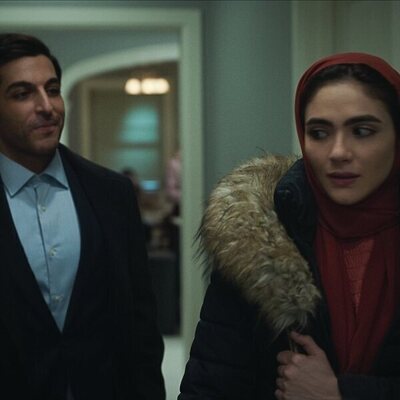 Arienne Mandi y Keon Alexander en el 2x02 de 'El agente nocturno'