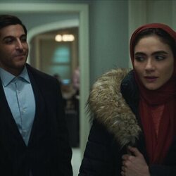 Arienne Mandi y Keon Alexander en el 2x02 de 'El agente nocturno'