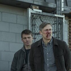 Teddy Sears y Gabriel Basso en 2x02 'Desconectado' de 'El agente nocturno'