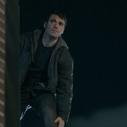 Still de Gabriel Basso en el 2x03 de 'The Night Agent'