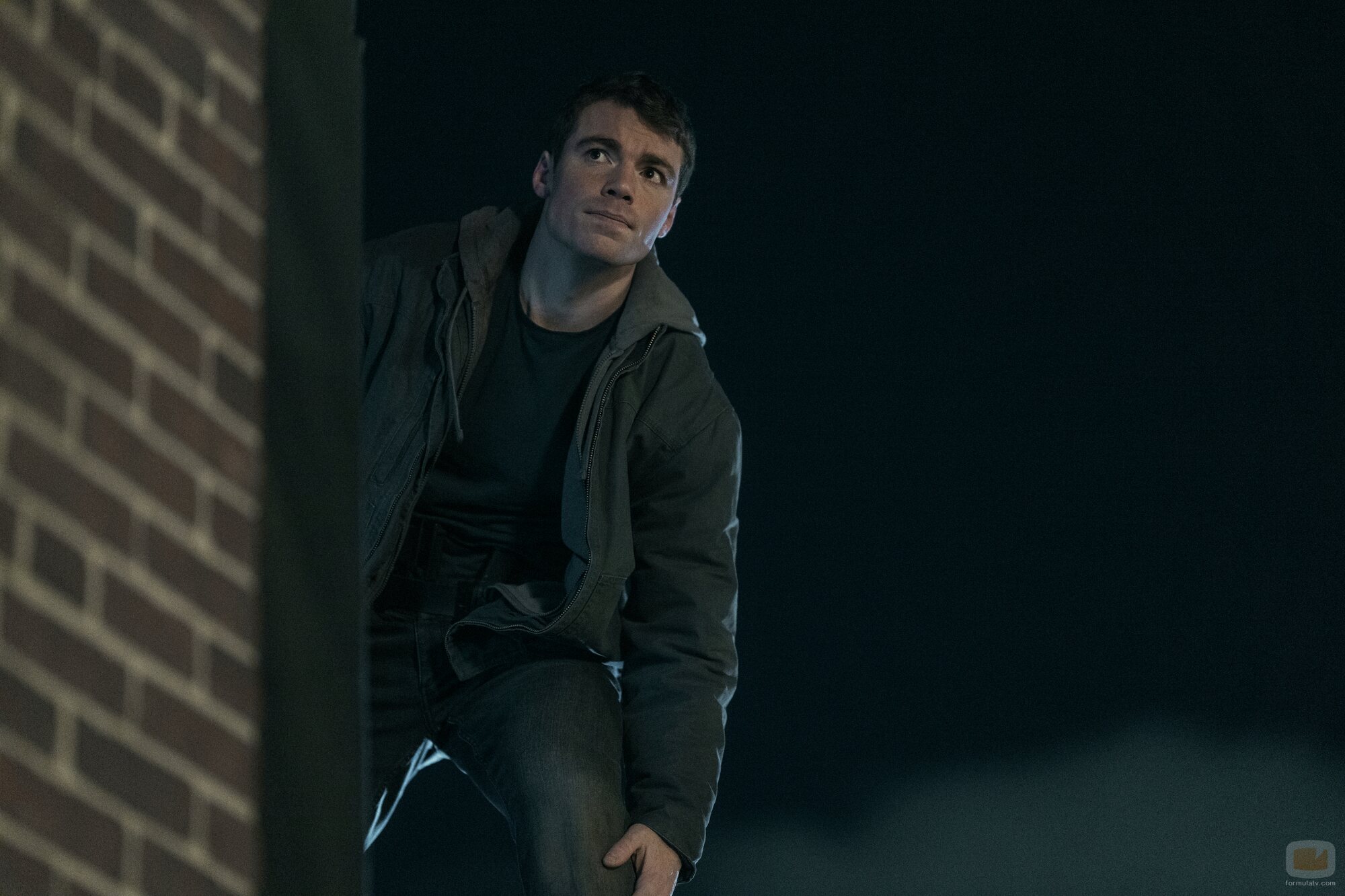 Still de Gabriel Basso en el 2x03 de 'The Night Agent'