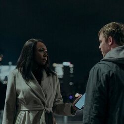 Amanda Warren en Capítulo 3 titulado 'Propiedad del Gobierno' de 'El agente nocturno'