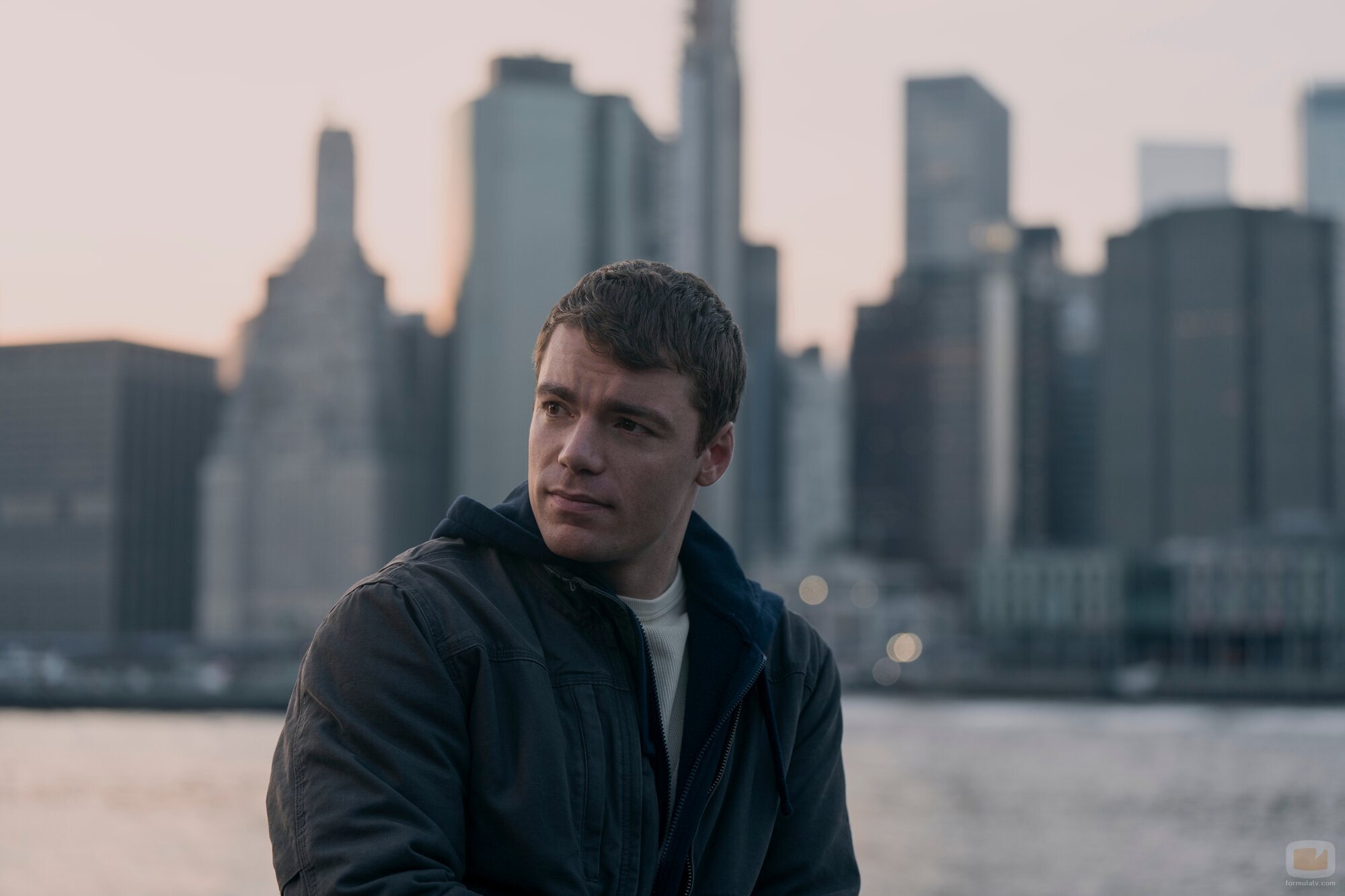 Gabriel Basso en 'Propiedad del Gobierno' de 'The Night Agent'