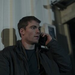 Gabriel Basso en 2x03 'Propiedad del Gobierno' de 'El agente nocturno'