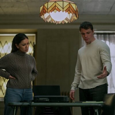 Luciane Buchanan y Gabriel Basso en 'Medidas desesperadas' de 'The Night Agent'