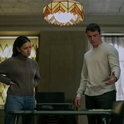 Luciane Buchanan y Gabriel Basso en 'Medidas desesperadas' de 'The Night Agent'