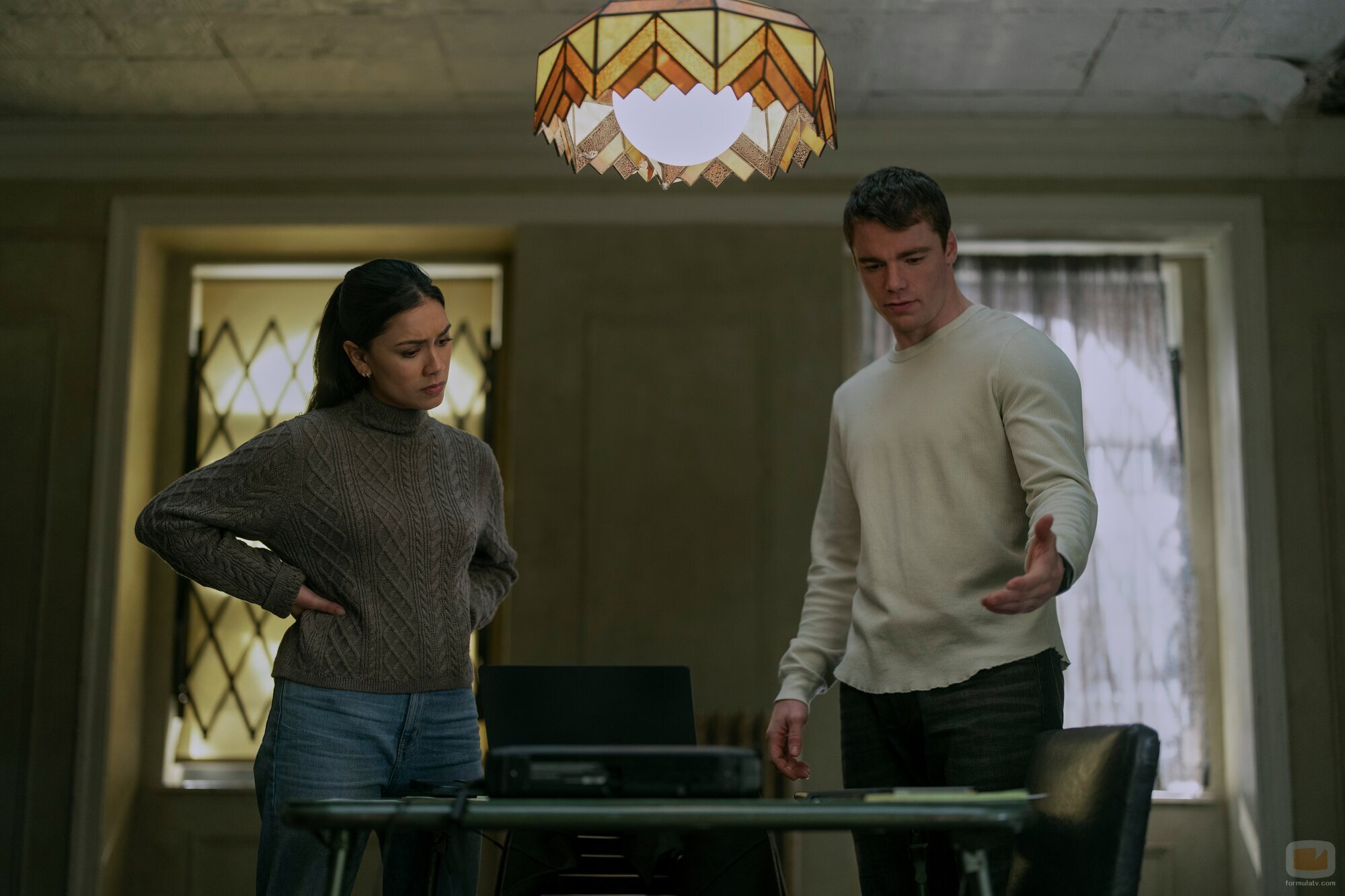 Luciane Buchanan y Gabriel Basso en 'Medidas desesperadas' de 'The Night Agent'