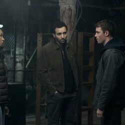 Amanda Warren y Gabriel Basso en el 2x05 de 'El agente nocturno'