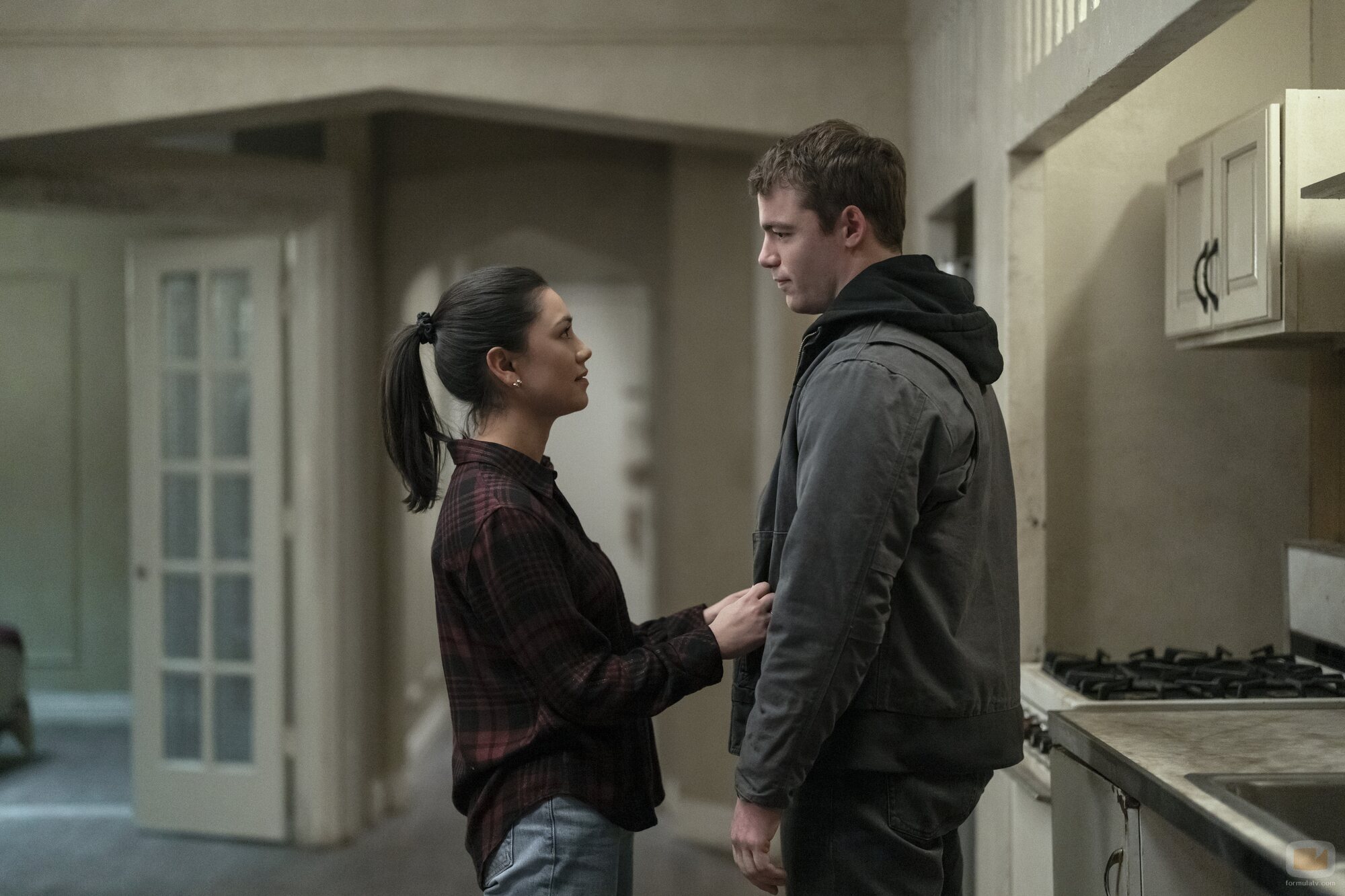 Luciane Buchanan y Gabriel Basso en Capítulo 6 titulado 'Un buen agente' de 'El agente nocturno'