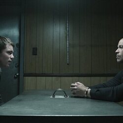 Gabriel Basso y Berto Colon en 2x07 titulado 'Rabia' de 'El agente nocturno'