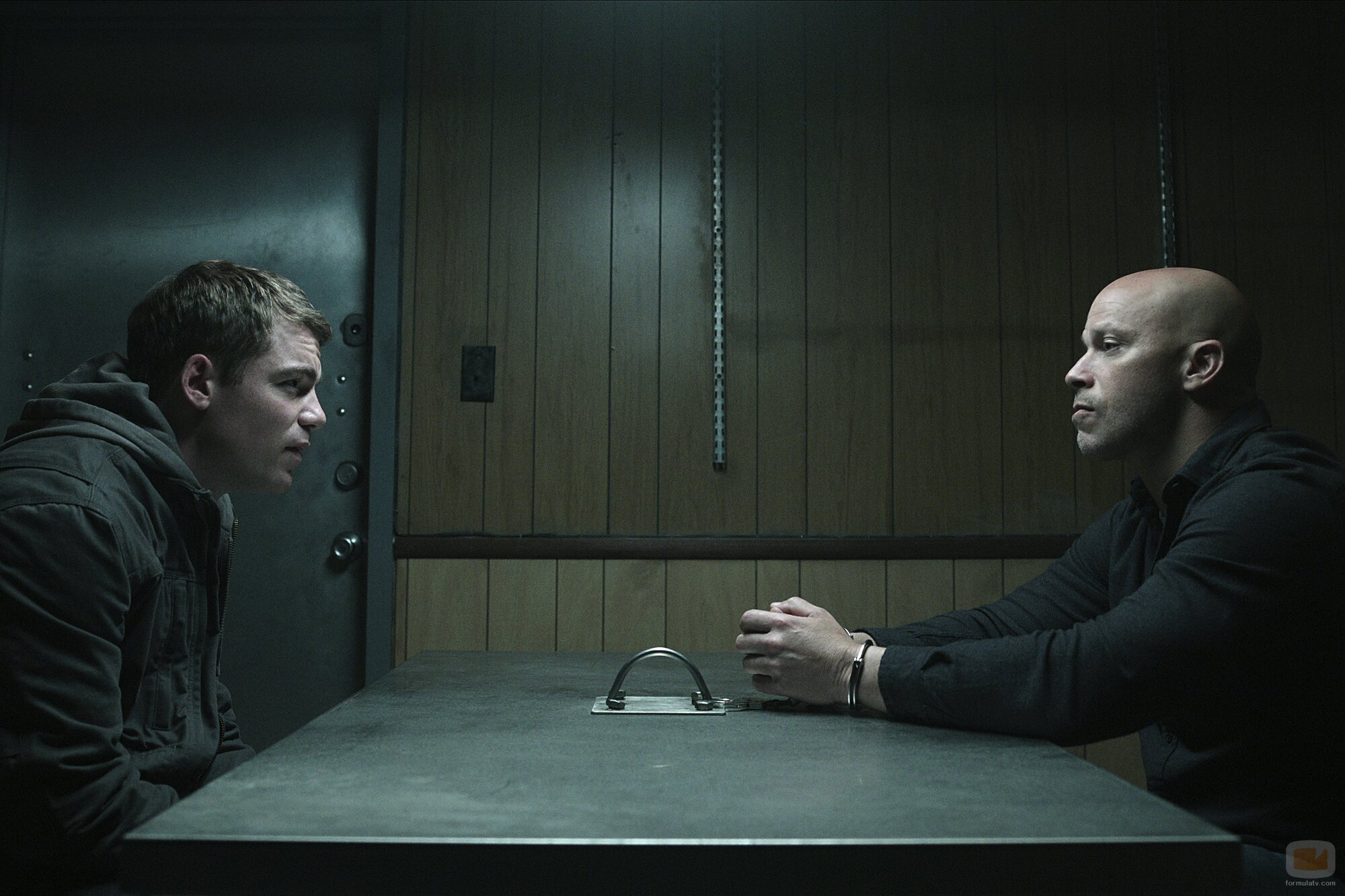 Gabriel Basso y Berto Colon en 2x07 titulado 'Rabia' de 'El agente nocturno'