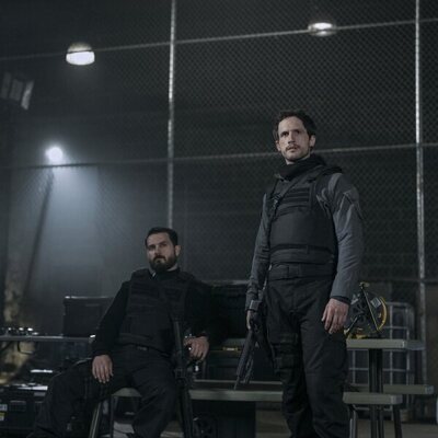 Rob Heaps y Michael Malarkey en 2x08 'Divergencias' de 'El agente nocturno'