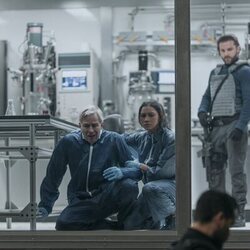 Jay Karnes y Luciane Buchanan en 'Intercambio cultural' de 'The Night Agent'