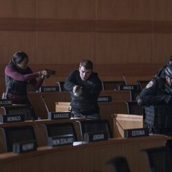 Amanda Warren y Gabriel Basso en 2x10 titulado 'Remordimiento del comprador' de 'El agente nocturno'