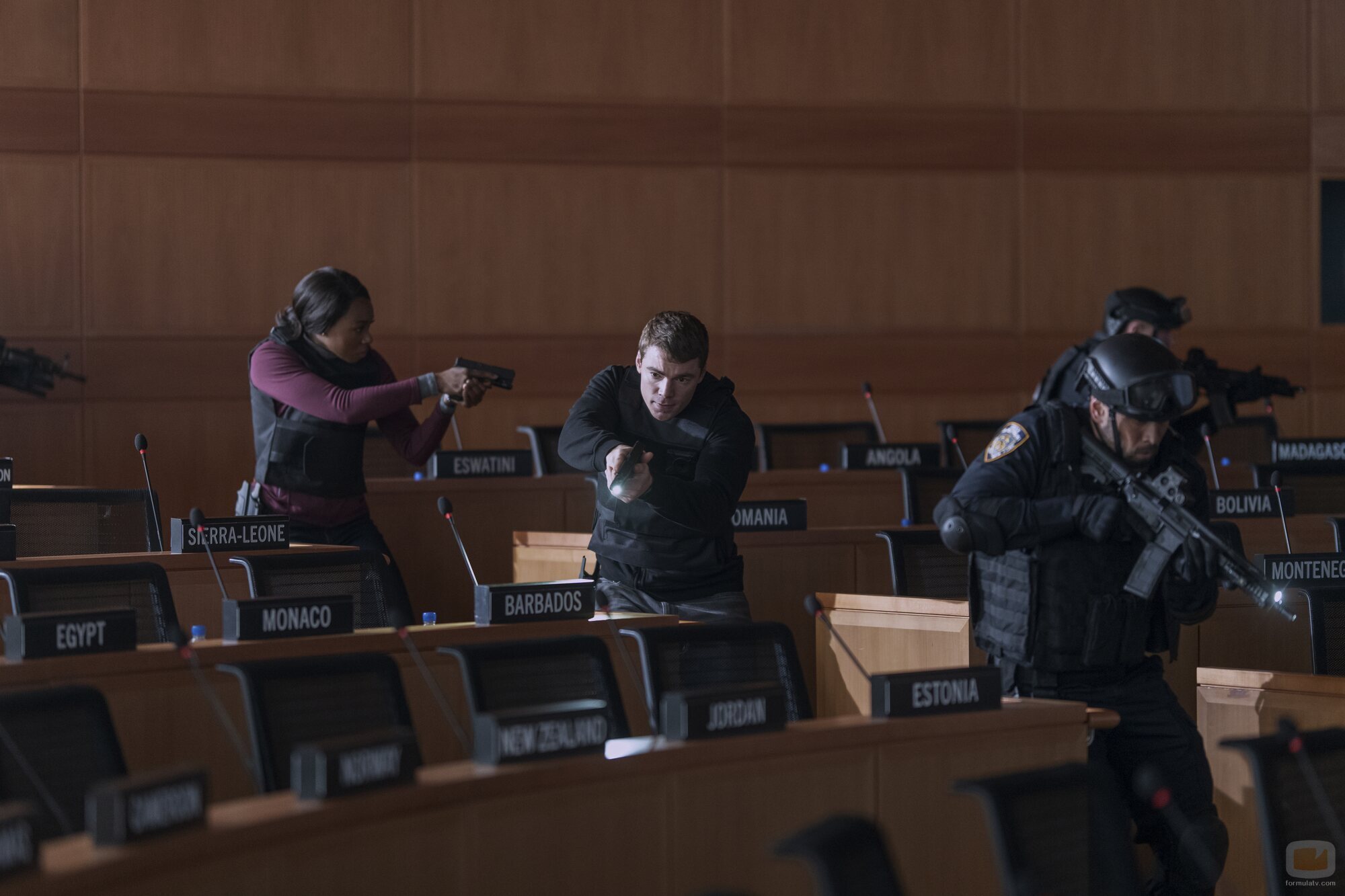 Amanda Warren y Gabriel Basso en 2x10 titulado 'Remordimiento del comprador' de 'El agente nocturno'