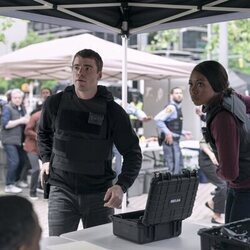 Amanda Warren y Gabriel Basso en el 2x10 de 'El agente nocturno'
