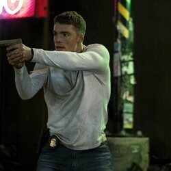 Gabriel Basso en el 1x01 de 'El agente nocturno'