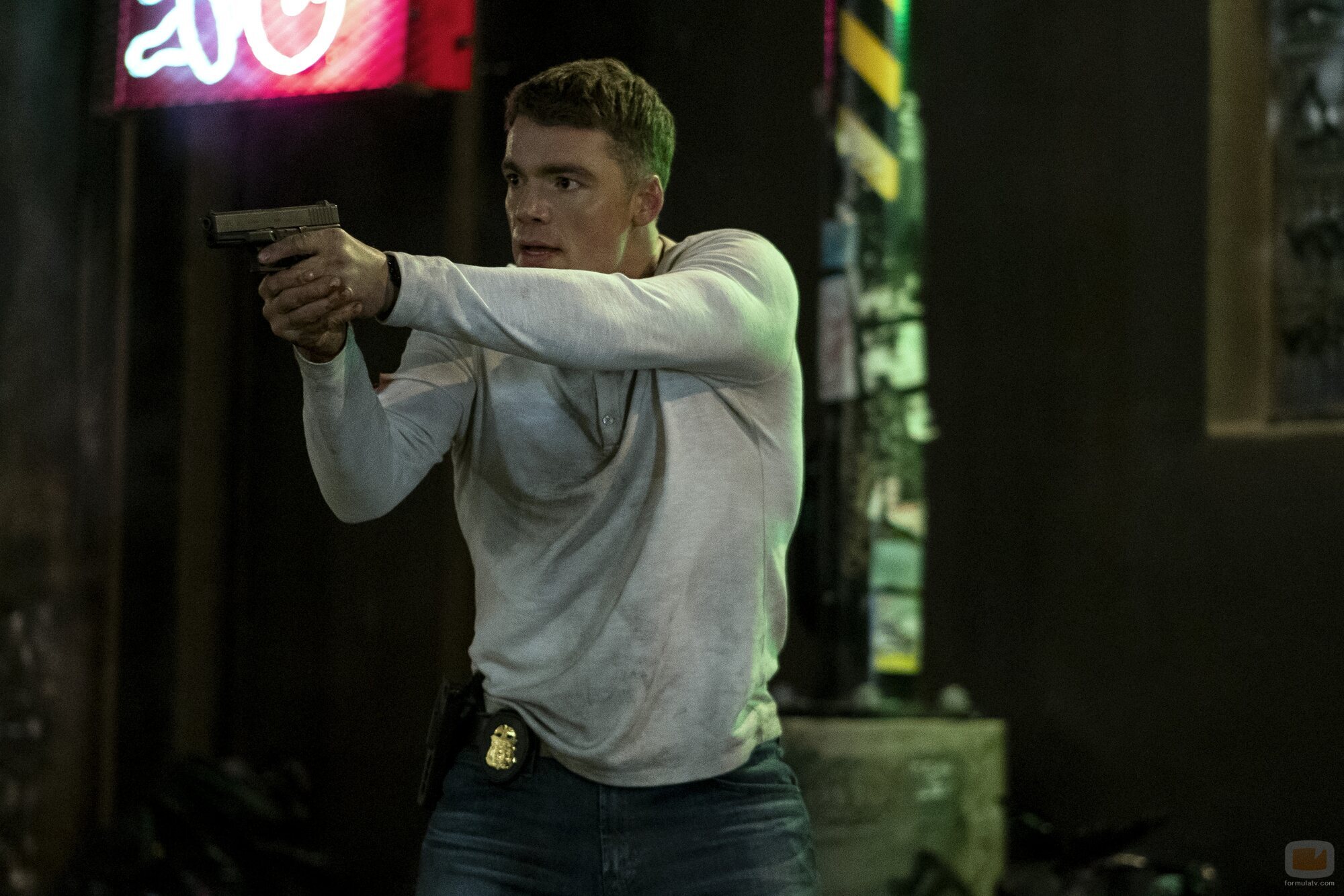 Gabriel Basso en el 1x01 de 'El agente nocturno'