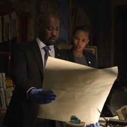 D.B. Woodside y Fola Evans-Akingbola en el 1x06 de 'El agente nocturno'