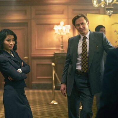 Jimmi Simpson y Anna Sawai en 1x02 titulado 'Capítulo dos' de 'Pachinko'